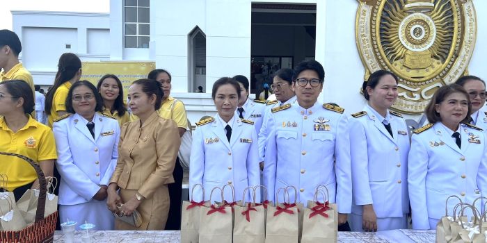 เข้าร่วมพิธีทำบุญตักบาตรถวายพระราชกุศล พิธีวางพวงมาลาและถวายราชสดุดี เนื่องในวันคล้ายวันสวรรคต พระบาทสมเด็จพระบรมชนกาธิเบศร มหาภูมิพลอดุลยเดชมหาราช บรมนาถบพิตร “วันนวมินทรมหาราช”